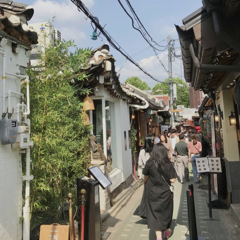 Ikseondong Hanok Village - Narrow alleys 02